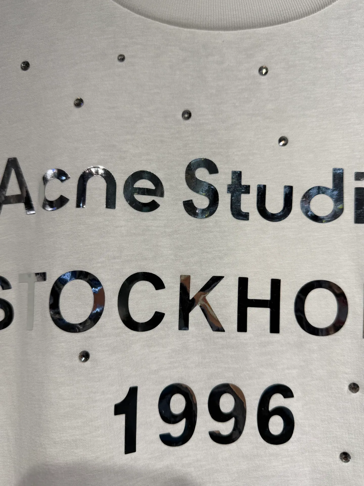 Acne Studios New Arrival North America Limited Laser Silver Series Hot Diamond T-Shirt Acne Studios Highest Version Short Sleeve Series Short Sleeve T-shirt I can't help but love the T os version. It is not picky. The snowflake cotton fabric feels soft and smooth and is not easy to wash. The fabric has been treated so it is stronger than the Quality counter. It can be used as sun protection clothing in summer. The same fabric as the original one is relatively thin. The feel and count are in place. The yellowing effect is cool and the printing effect is also in place. Details are online See comparison 1 color four sizes #short-sleeved t-shirt # #acne Color: White Black Size: S M LXL